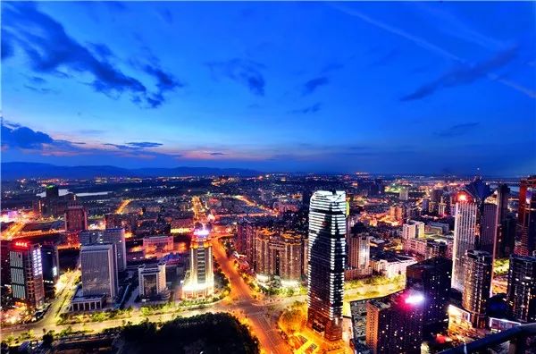 江西山水画卷中的古装风情